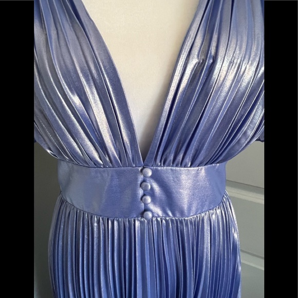 NWOT ALICE + OLIVIA Niesha Glossy Pleated Midi Dress - Picture 6 of 8